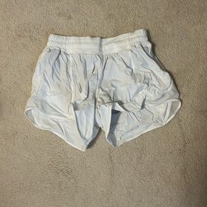 Lululemon White Hotty Hot 2.5” Shorts Size 4